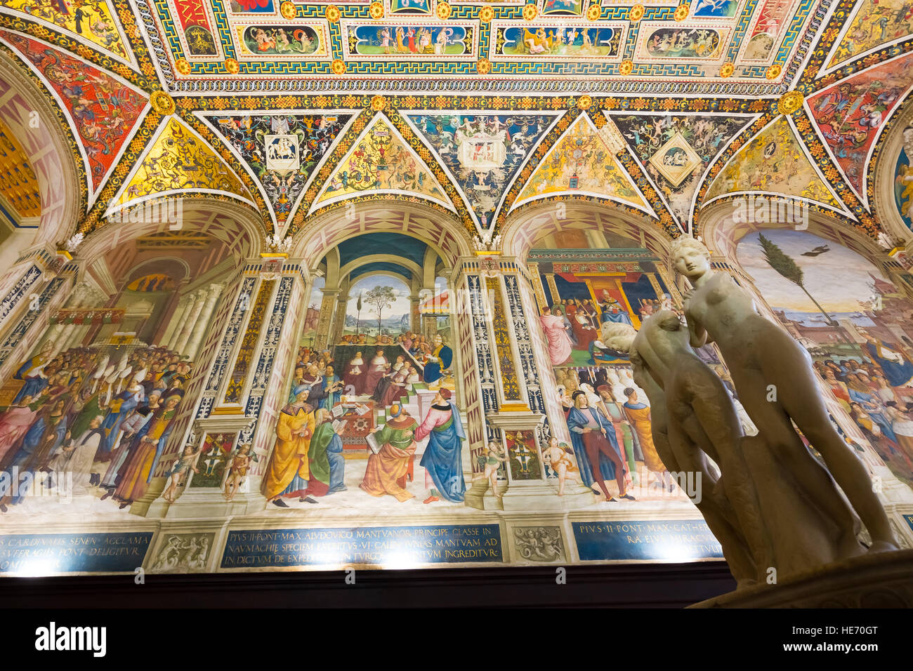 Wandmalereien in der Piccolomini Bibliothek im Duomo di Siena. Die Kathedrale von Siena ist eine mittelalterliche Kirche in Siena, Italien. Stockfoto