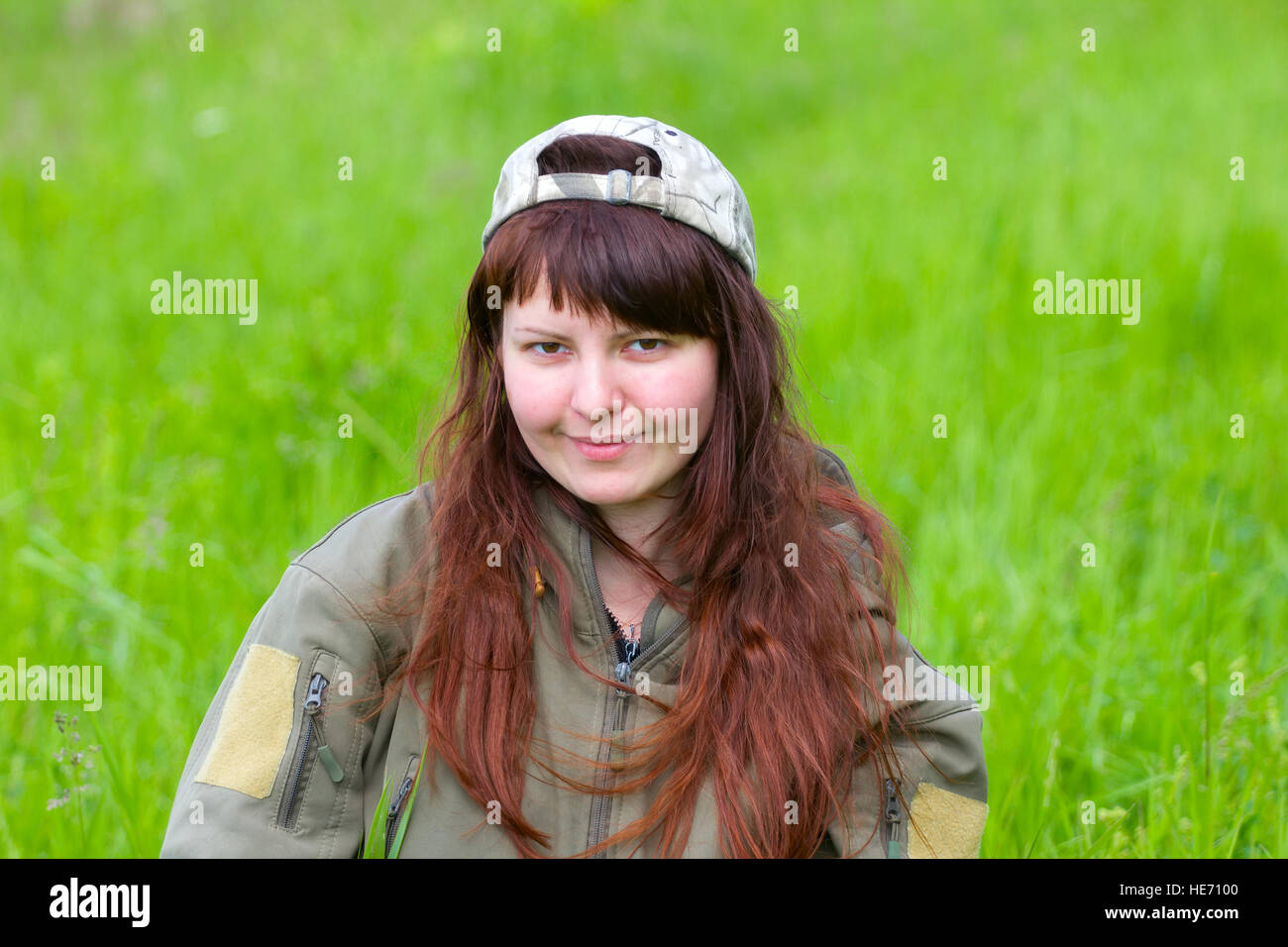 Scout Mädchen in military-Jacke. Emotionen aus der grünen Natur Stockfoto