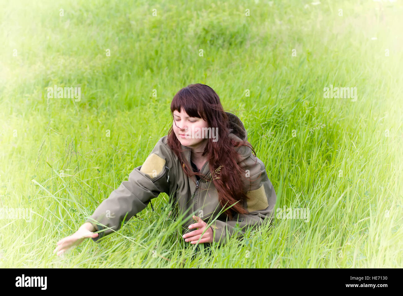 Scout Mädchen in military-Jacke. Emotionen aus der grünen Natur Stockfoto