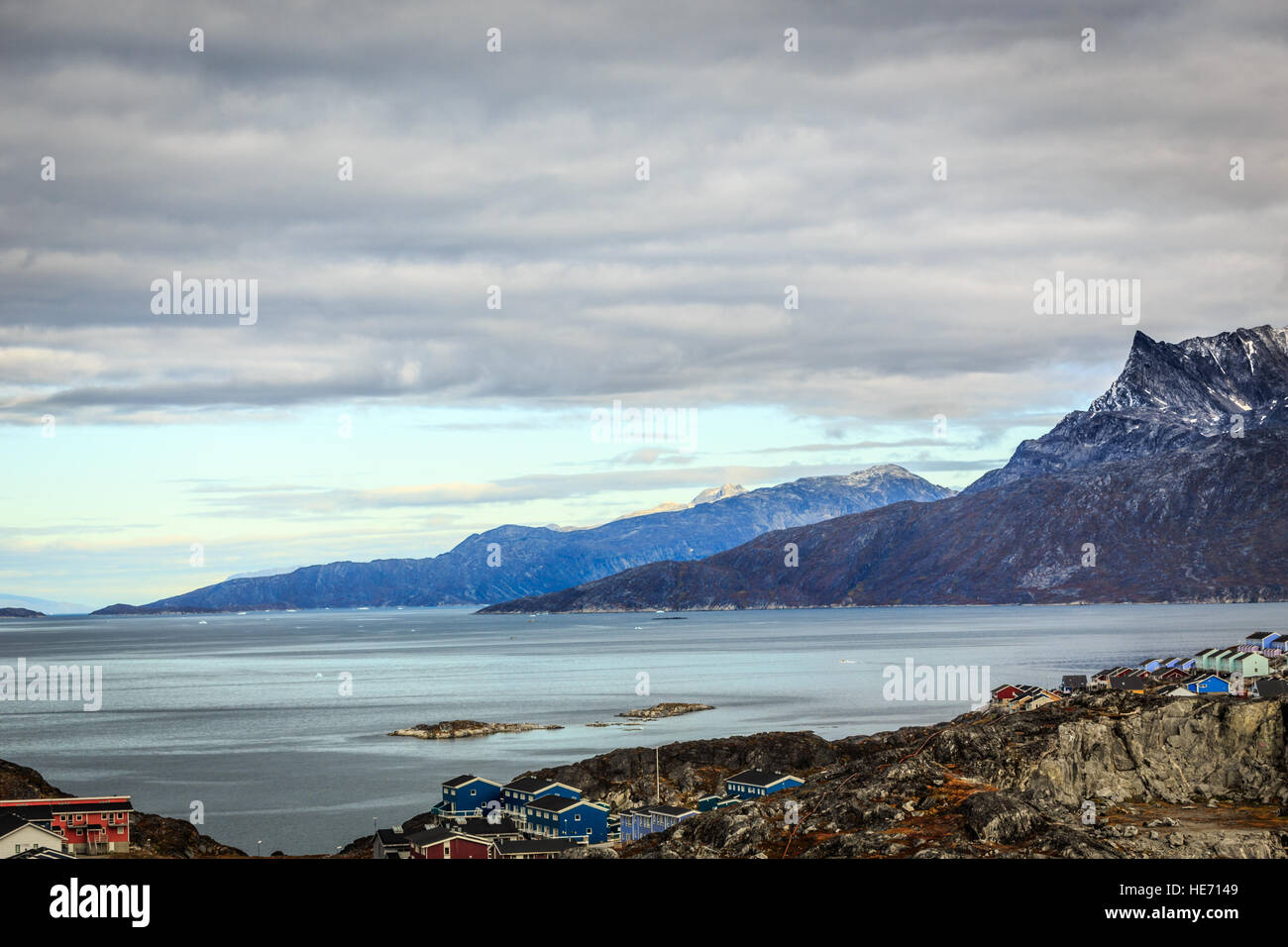Bunte Leben Blöcke von Nuuk Stadt am Fjord, Sermitsiaq Berg im Hintergrund, Grönland Stockfoto