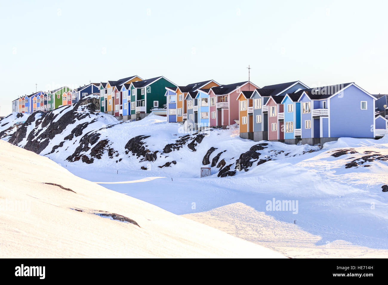 Bunte Inuit Häuser in Nuuk auf den Felsen gebaut Stockfoto