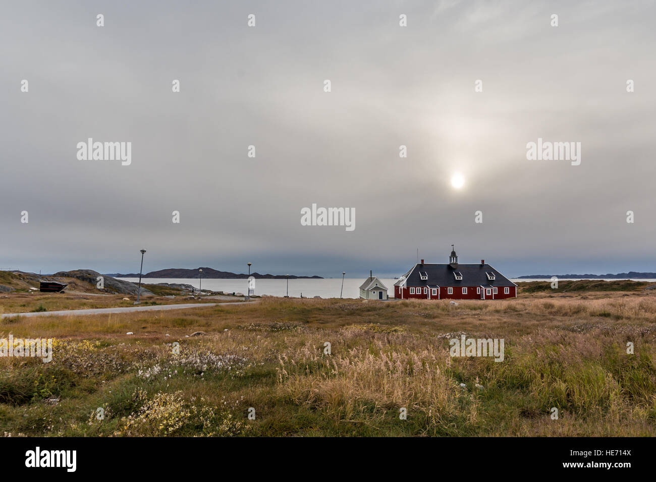 Altes Universitätsgebäude am Fjord, Nuuk, Grönland Stockfoto