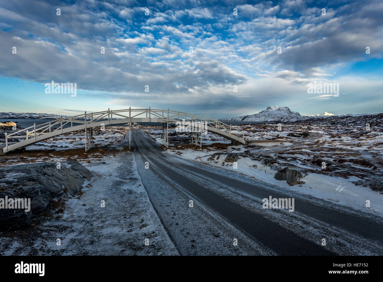 Gefrorenen Straße in der Nähe Nuuk, Bogen und Sermitsiaq Berg im Hintergrund, Grönland Stockfoto