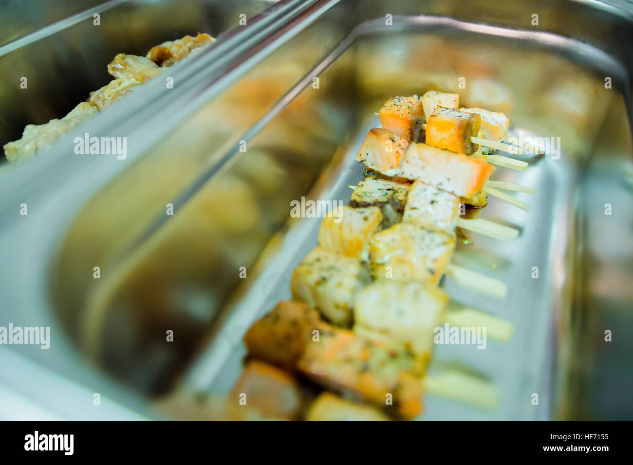 Gastronomie Kochen Spieße mit Huhn und Fisch in eine Metallplatte Stockfoto