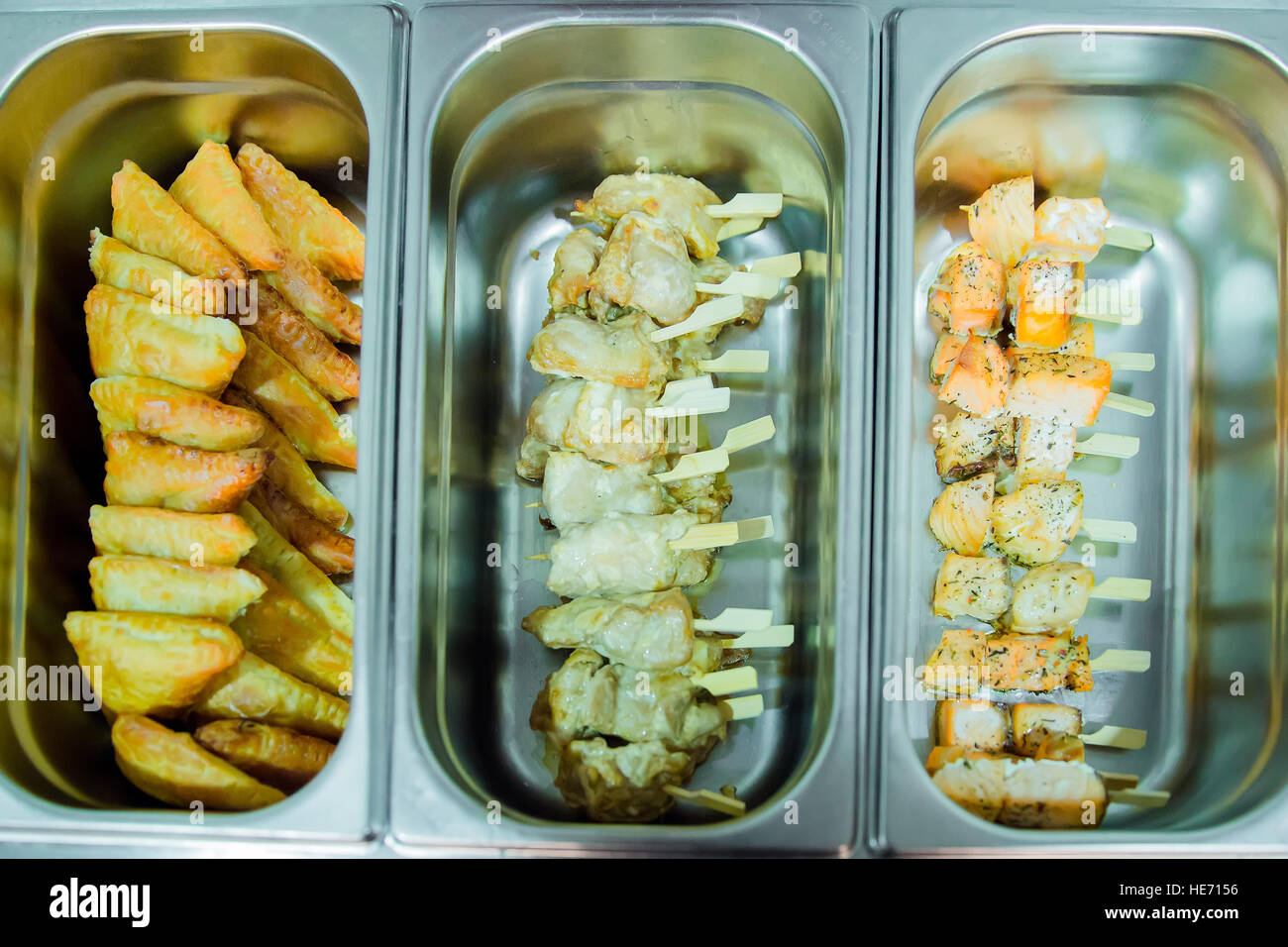 Gastronomie Kochen Spieße mit Huhn und Fisch, Kuchen, snack, Kuchen in eine Metallplatte Stockfoto