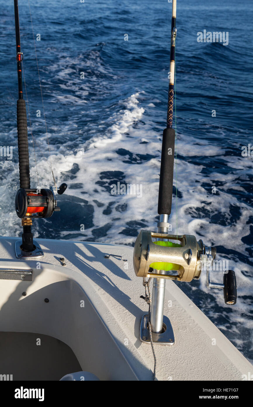 Big Game Fischen in Kanarische Inseln, Spanien. Angelrollen und Stangen auf Boot Stockfoto