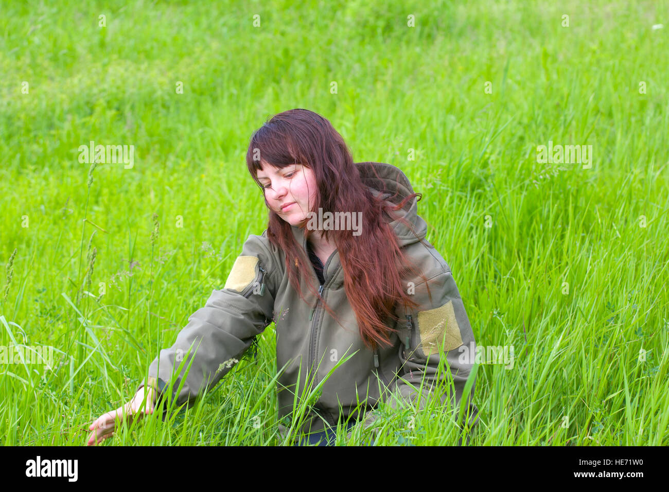 Scout Mädchen in military-Jacke. Emotionen aus der grünen Natur Stockfoto