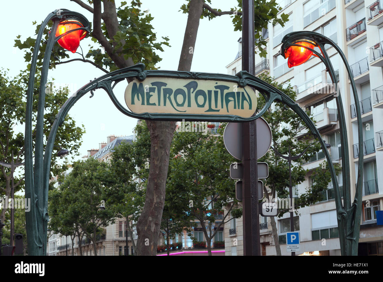 PARIS-14 Juli: Art Nouveau Metropolitan Schild nahe Trocadero Stockfoto