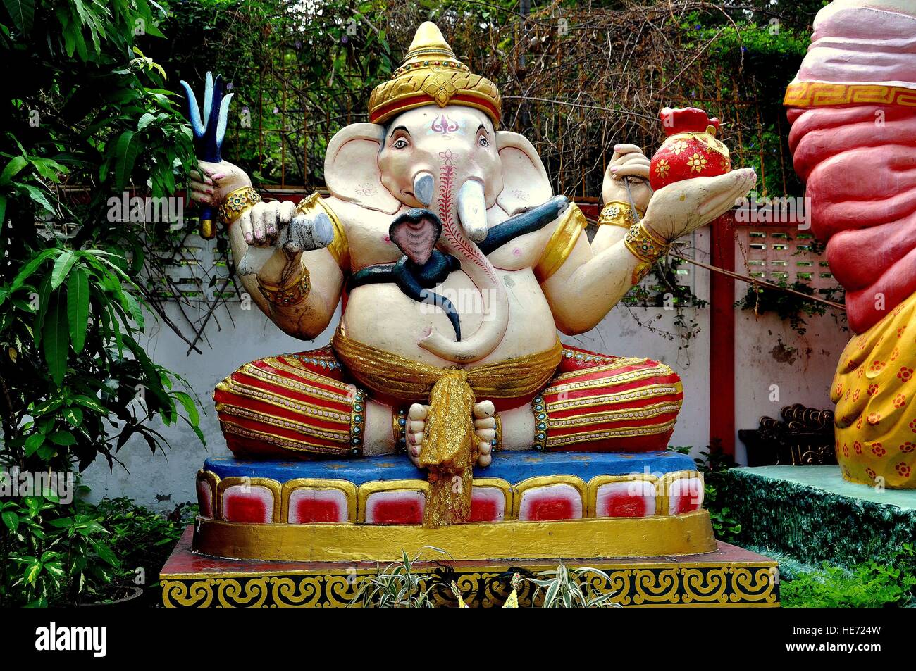 Bang Saen, Thailand Keramik Statue des Elefanten Gott Ganesha auf einem Sockel in einem chinesischen Kuan-Yin sitzt Tempel in der Nähe von Sam Mok Hill Stockfoto
