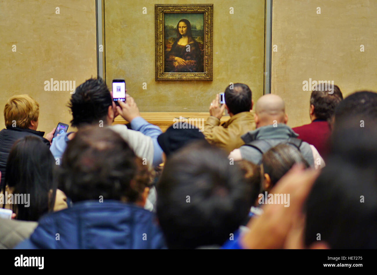 Besucher nehmen Selfie Bilder auf ihren Handys vor der Mona Lisa (La Joconde) Gemälde von Leonardo da Vinci im Louvre Stockfoto