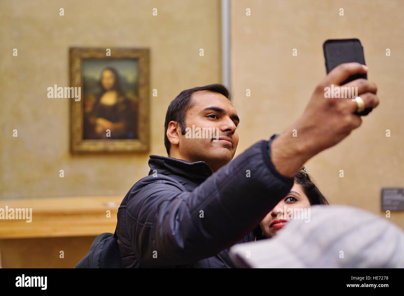 Besucher nehmen Selfie Bilder auf ihren Handys vor der Mona Lisa (La Joconde) Gemälde von Leonardo da Vinci im Louvre Stockfoto