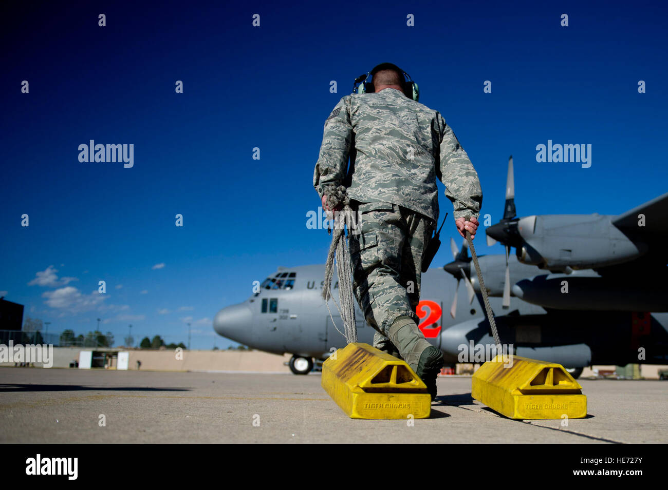 Techn. Sgt Wayne Marsden von der 302. Aircraft Maintenance Squadron bewegt sich eine Reihe von Rad-Kreiden in Ort für eine modulare Airborne Fire Fighting System (MAFFS) c-130 Flugzeuge aus der 731st Airlift Squadron während einer MAFFS-Zertifizierung und wiederkehrende training Übung an Peterson AFB, Colorado MAFFS ist ein tragbares feuerhemmenden System, das auf c-130 s, Konvertierung in Luftbetankungsflugzeuge installiert werden kann. Militäreinheiten, die MAFFS zertifiziert sind nehmen Sie Teil an einer Partnerschaft mit Bundes-Land-Management-Agenturen bieten zusätzliche Tankflugzeuge zur Unterstützung des Brandschutzes Unterdrückung Bemühungen während Tim bundesweit Stockfoto