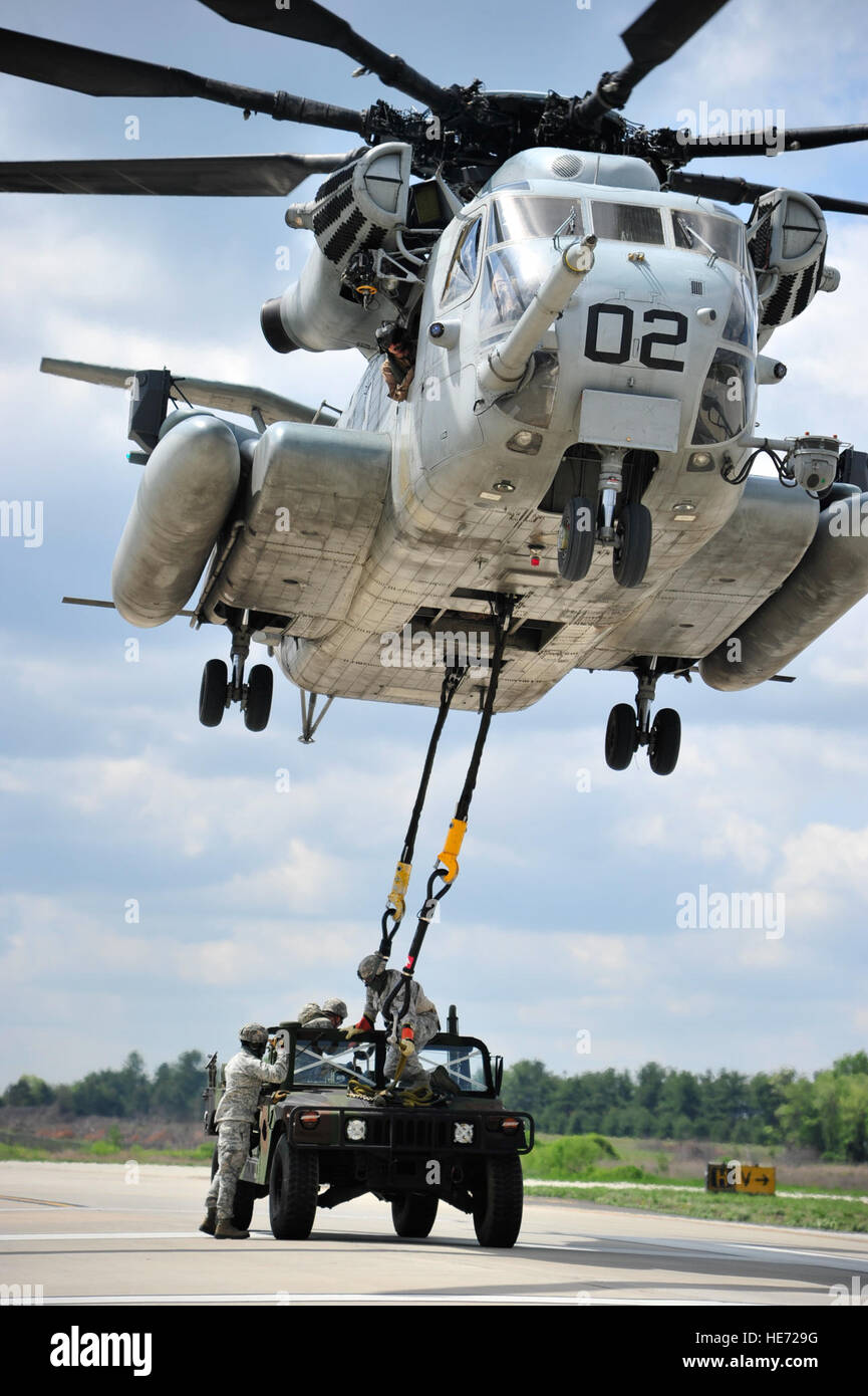 US-Marines von Marine schwere Hubschrauber-Geschwader-772 und Air Force Piloten mit dem 621st Flügel der Kontingenz-Reaktion führen ein Tragetuch Ladevorgang mit einem CH-53E Super Stallion-Hubschrauber am Joint Base McGuire-Dix-Lakehurst, New Jersey, 10. Mai 2012. Die Einheiten waren für eine Marine Corps Airpower Demonstration auf der 2012 Joint Base McGuire-Dix-Lakehurst Open House und Air Show vorzubereiten.  Techn. Sgt. Edward Gyokeres, US Air Force Stockfoto