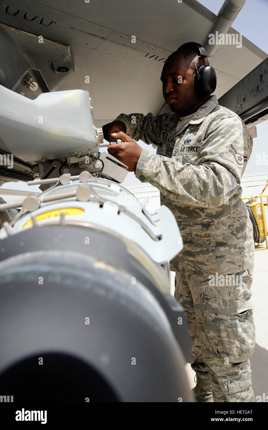 Airman 1st Class Makedric spielen, ein Waffen-Lader zugeordnet 451st Expeditionary Aircraft Maintenance Squadron Kandahar airfield, Afghanistan, führt Wartungsarbeiten an einer f-16 Fighting Falcon Bombe Beförderung 28. Mai 2012. Mitarbeiter werden von McEntire Joint National Guard Base, S.C., Operation Enduring Freedom eingesetzt. Swamp Fox f-16 s, Piloten und Support-Mitarbeiter begannen ihre Luft Expeditionskorps Bereitstellung Anfang April Missionen für das Air tasking Bestellung übernehmen und Luftunterstützung für die Truppen vor Ort in Afghanistan zur Verfügung zu stellen. Stockfoto