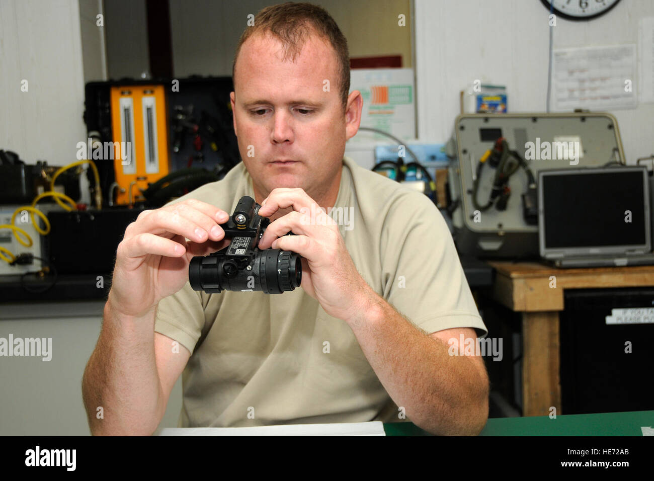 Techn. Sgt. Todd Bearden, ein Aircrew Flug Ausrüstung Techniker mit der 157. Expeditionary Jagdstaffel inspiziert und reinigt Night Vision getragen durch das Geschwader f-16 Piloten am 20. Juni 2012 Goggles. Bearden, ist zusammen mit seiner Einheit, aus der 169. Kämpfer-Flügel an McEntire Joint National Guard Base, S.C., Kandahar Flugplatz Operation Enduring Freedom im Einsatz. Stockfoto