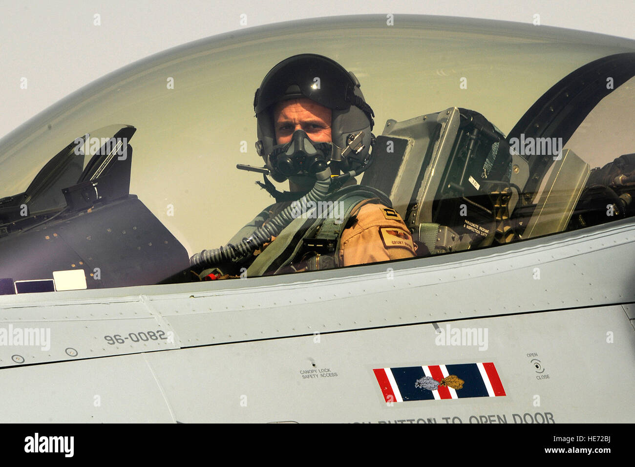 Kapitän Grant "Grunzen" Brown, ein F16-Piloten mit der Minnesota Air National Guard 179. Expeditionary Fighter Squadron aktuell zugewiesene Kandahar Flugplatz, Afghanistan, kommt am Kandahar Flugplatz 14. August 2012. Mitarbeiter werden von der Minnesota Air National Guard 148th Kämpfer-Flügel zur Unterstützung der Operation Enduring Freedom eingesetzt. Bull Dog f-16 s, Piloten und Support-Mitarbeiter begannen ihre Luft Expeditionskorps Bereitstellung Mitte August fliegen Missionen für das Air tasking Bestellung übernehmen und Luftunterstützung für die Truppen vor Ort in Afghanistan zur Verfügung zu stellen. Stockfoto