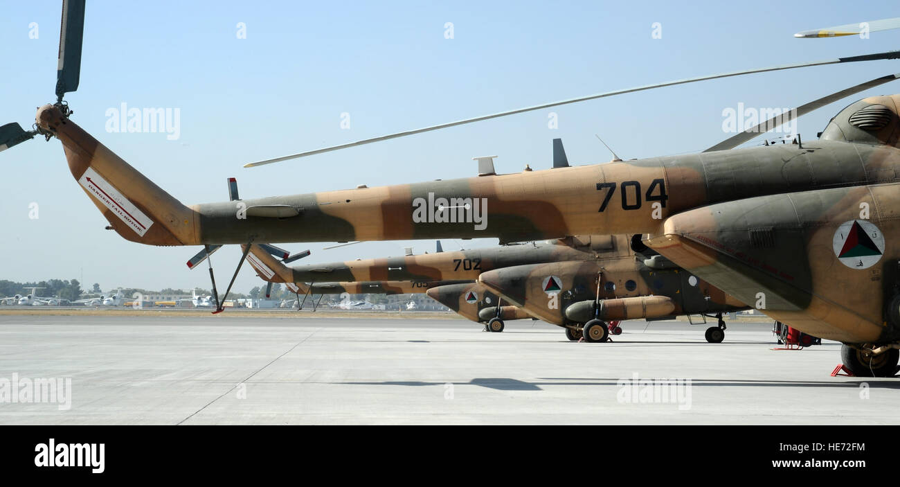 Afghanische Luftwaffe Mi-17 Hubschrauber sitzen auf der Rampe am internationalen Flughafen von Kabul, 24. September 2011. Koalition Flieger hier arbeiten täglich daran, die Voraussetzungen für eine professionelle, vollständig unabhängige und operativ-fähigen AAF.  Staff Sergeant Matthew Smith) Stockfoto