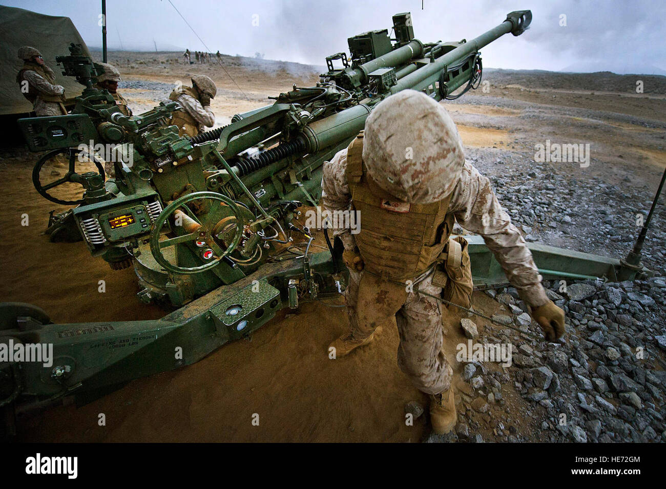 US Marine Corps Lance Cpl. Bradley-Washington mit Firma Echo, 1. Bataillon, 12. Marine Regiment, Brände eine 155 mm weißem Phosphor Runde von einer leichten Haubitze M777 während der Rand des Pazifik (RIMPAC) Übung am Pohakuloa Trainingsbereich, Hawaii, 21. Juli 2012. RIMPAC ist ein US Pacific Command gehosteten Biennale multinationale maritime Übung entwickelt, zu fördern und internationale Zusammenarbeit im Bereich der Sicherheit auf den Weltmeeren aufrechtzuerhalten.  US Air Force Tech Sgt. Michael R. Holzworth Stockfoto