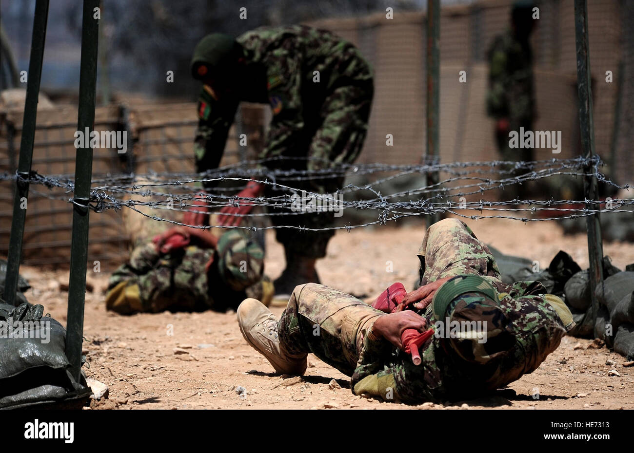 Afghanische Nationalarmee Auszubildenden führen einen Kampftraining Bohrer beim regionalen militärischen Training Center Gardez beim ausgewertet von einem ANA-Instruktor am 8. April.  Master Sergeant Quinton T. Burris) Stockfoto