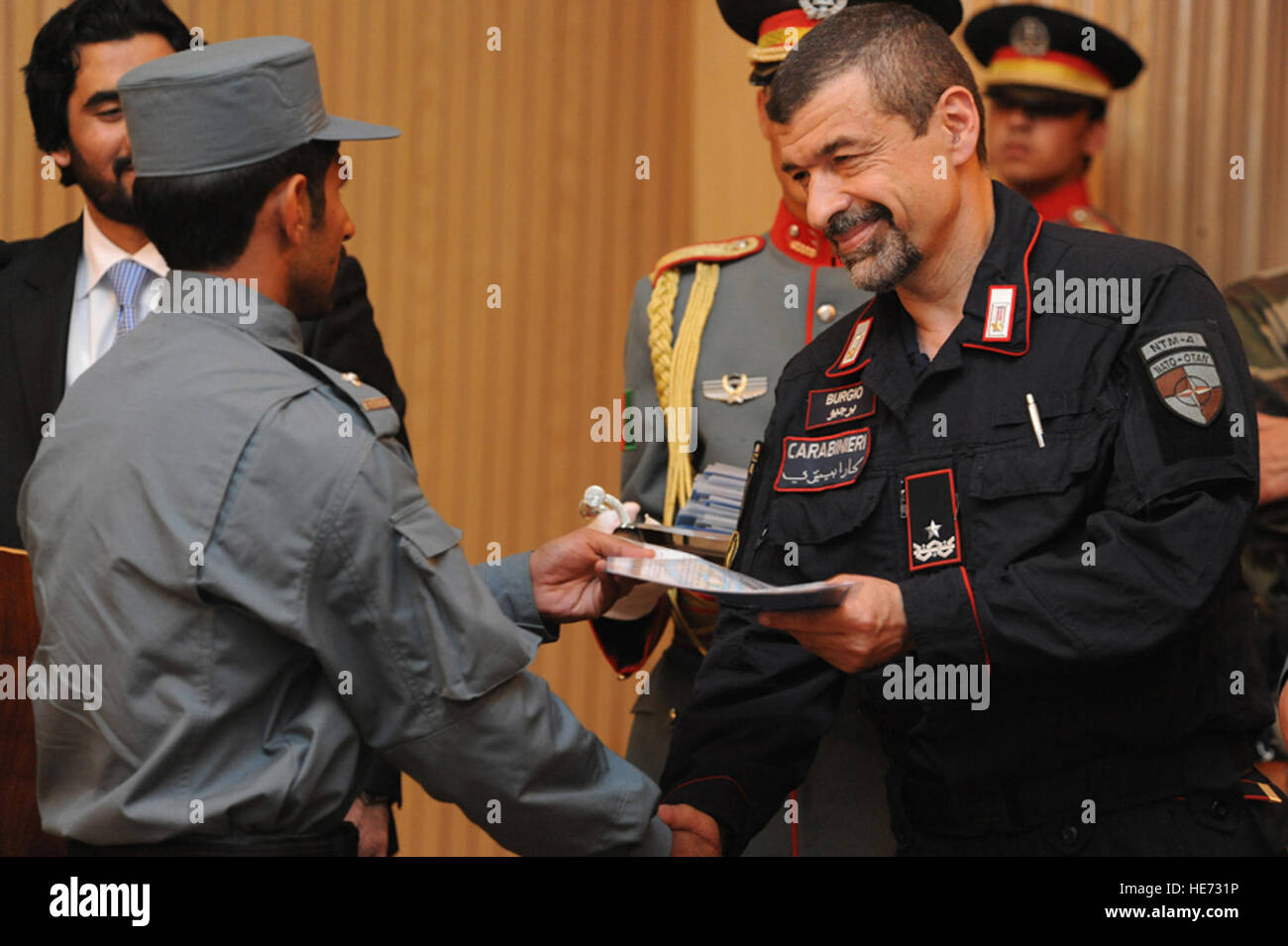 100506-F-5561D-004 Kabul - einer afghanischen nationalen zivilen Auftrag Polizei (ANCOP) Offizier erhält, die sein Diplom von Brigadegeneral Carmelo Burgio zurzeit als der kommandierende General, kombiniert Training Advisory Group – Polizei (CTAG-P), kombiniert Security Transition Command – Afghanistan (CSTC-A) 6. Mai 2010 dient. Der französischen Gendarmerie ausgebildet ANCOP Offiziere sind die ersten Abschlussklasse der Kandidaten ANCOP Offiziersschule.  Senior Airman Matt Davis) Stockfoto