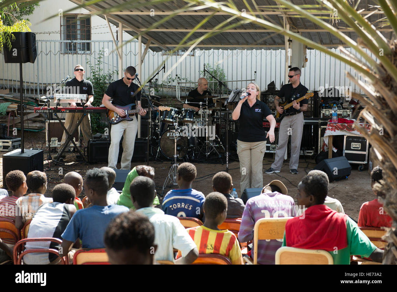 Die US Air Forces in Europe Band rock Ensemble Touch n' Go, spielt für Kinder am eh Caritas Zentrum in Dschibuti 8. Februar 2015. Die Band trat Community Outreach Konzerte während der Reise mit afrikanischen Partnerschaft Flug-Djibouti, ein Programm zur Stärkung der Beziehungen zwischen den afrikanischen Nationen. Techn. Sgt. Benjamin Wilson) Stockfoto