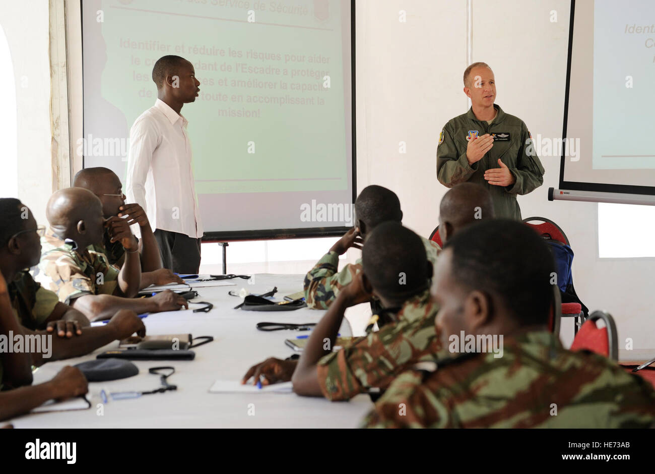 Lieutenant Colonel Jeff Waldman, 129. Rescue Wing Sicherheitsbeauftragter weist Piloten aus mehreren Ländern während afrikanische Partnerschaft Flug in Dakar, Senegal, 16. Juni 2014. US-Luftstreitkräfte in Europa und Afrika Flieger Air Forces sind im Senegal für APF, ein Programm zur Verbesserung der Kommunikation und Interoperabilty zwischen den regionalen Partnern in Afrika. Die afrikanischen Partnern gehören, Senegal, Togo, Burkina Faso, Benin, Ghana, Mauretanien, Nigeria und Niger mit den USA Hilfe bei Organisation.  Staff Sgt. Ryan Crane) Stockfoto