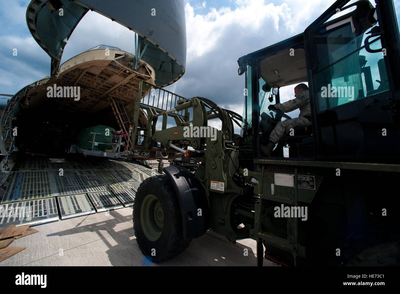 US Air Force Senior Master Sgt. Paul Benson, eine c-5 Loadmaster Berater mit der 337th Airlift Squadron aus Dover Air Force Base, Del., stellt Holz um einen Trailer heben Sie den Boden auf der Flightline in Hurlburt Field, Florida, 1. Juni 2012. Der Trailer trug ein Training u-Boot bei einem Marine Schule verwendet werden. Flieger 1. Klasse Christopher Williams)(Released) Stockfoto
