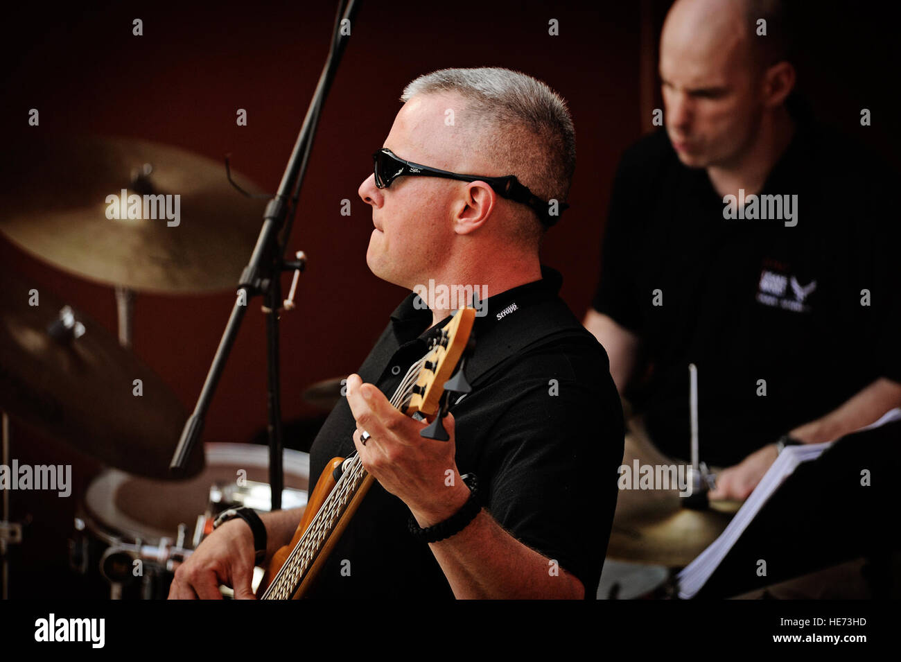 Staff Sgt Joseph Whitt, US Air Forces in Europa und Afrika Air Forces Bassist der Band, spielt eine Solo in Dakar, Senegal, 13. Juni 2014, während eines Konzerts in der örtlichen Universität. USAFE-AFAFRICA Flieger sind im Senegal für afrikanische Partnerschaft Flug, ein Programm zur Verbesserung der Kommunikation und Interoperabilität zwischen regionalen Partnern in Afrika. Die Band spielt mehrere Locations in der Umgebung, Kindern und Musikern durch die universelle Sprache der Musik zu begeistern.  Staff Sgt. Ryan Crane) Stockfoto
