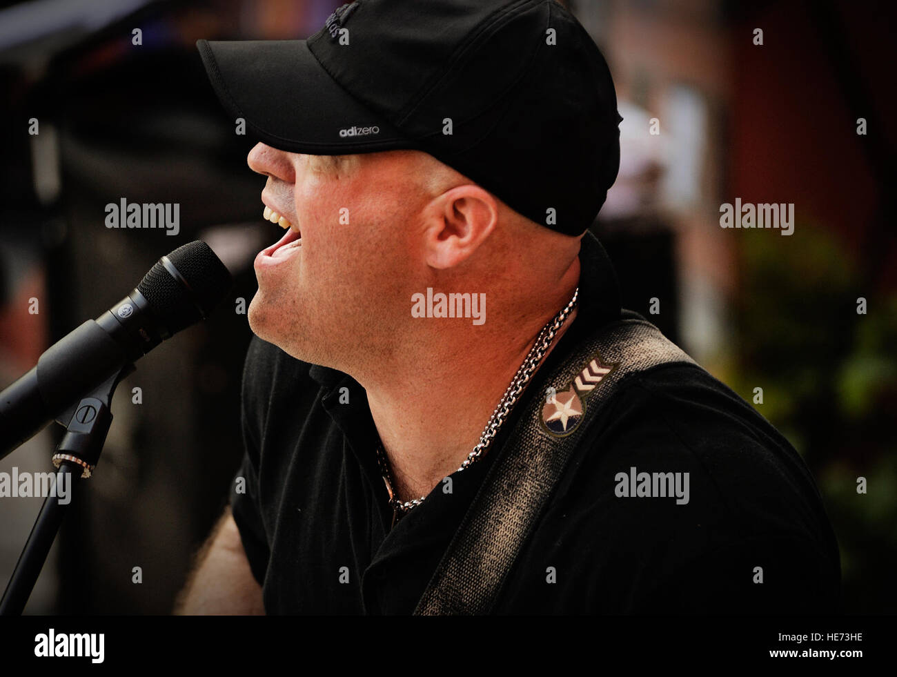 Techn. Sgt Jason Cale, US Air Forces in Europa und Afrika Air Force Band Gitarrist und Sänger, führt in Dakar, Senegal, 13. Juni 2014, an der lokalen Universität. USAFE-AFAFRICA Flieger sind im Senegal für afrikanische Partnerschaft Flug, ein Programm zur Verbesserung der Kommunikation und Interoperabilität zwischen regionalen Partnern in Afrika. Die Band spielt mehrere Locations in der Umgebung, Kindern und Musikern durch die universelle Sprache der Musik zu begeistern.  Staff Sgt. Ryan Crane) Stockfoto