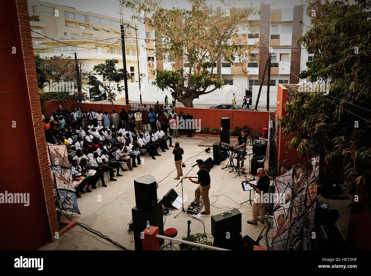 Die US-Luftwaffen in Europa und Afrika Air Force Band führt in Dakar, Senegal, 13. Juni 2014, an der lokalen Universität. USAFE-AFAFRICA Flieger sind im Senegal für afrikanische Partnerschaft Flug, ein Programm zur Verbesserung der Kommunikation und Interoperabilität zwischen regionalen Partnern in Afrika. Die Band spielt mehrere Locations in der Umgebung, Kindern und Musikern durch die universelle Sprache der Musik zu begeistern.  Staff Sgt. Ryan Crane) Stockfoto