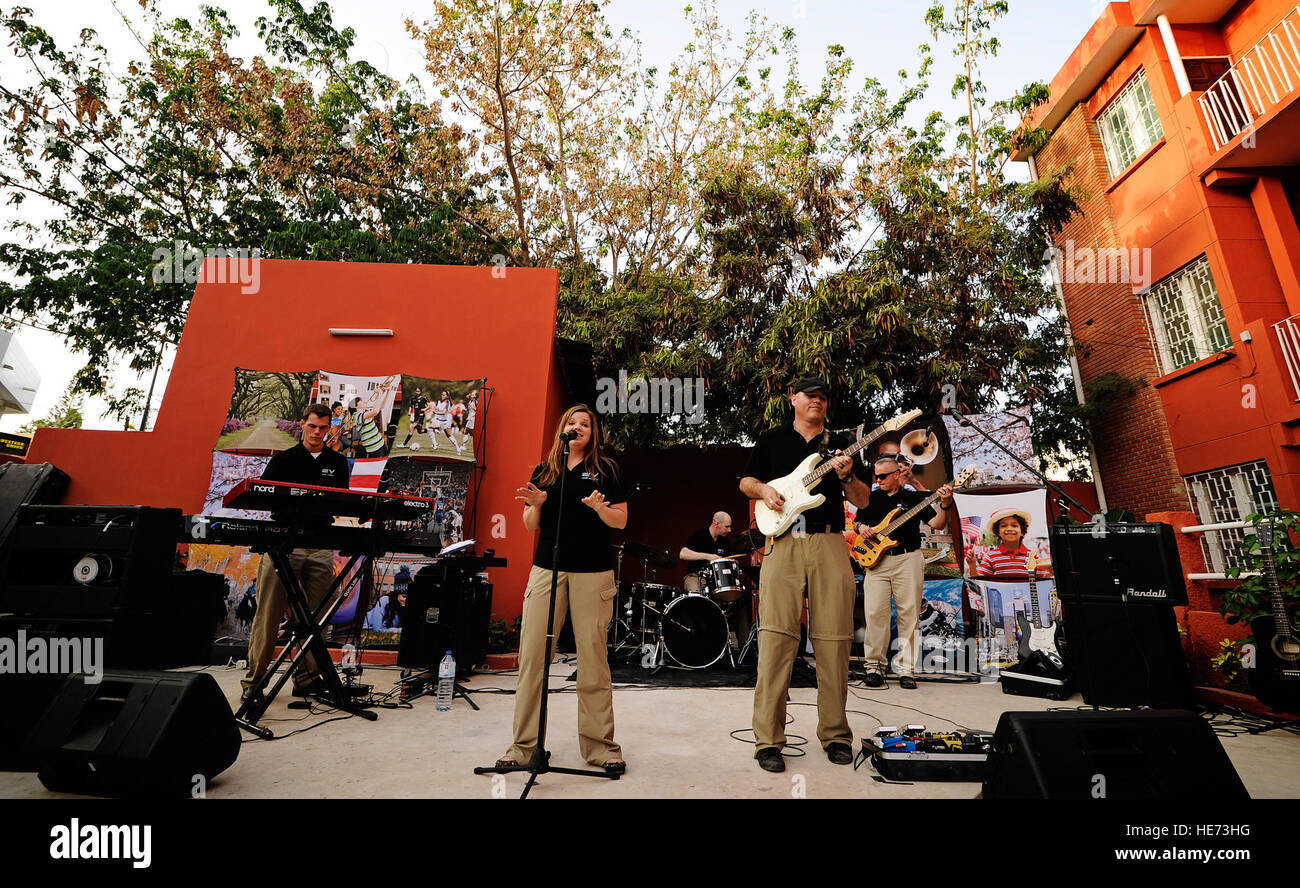 Die US-Luftwaffen in Europa und Afrika Air Force Band führt in Dakar, Senegal, 13. Juni 2014, an der lokalen Universität. USAFE-AFAFRICA Flieger sind im Senegal für afrikanische Partnerschaft Flug, ein Programm zur Verbesserung der Kommunikation und Interoperabilität zwischen regionalen Partnern in Afrika. Die Band spielt mehrere Locations in der Umgebung, Kindern und Musikern durch die universelle Sprache der Musik zu begeistern.  Staff Sgt. Ryan Crane) Stockfoto