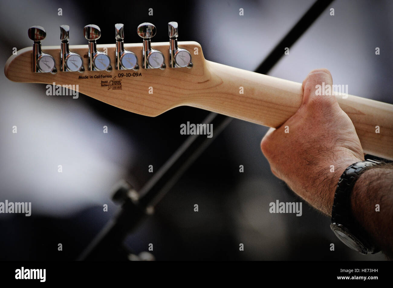 Techn. Sgt Jason Cale, US Air Forces in Europa und Afrika Air Force Band Gitarrist und Sänger, führt in Dakar, Senegal 13. Juni 2014, an der lokalen Universität. USAFE-AFAFRICA Flieger sind im Senegal für afrikanische Partnerschaft Flug, ein Programm zur Verbesserung der Kommunikation und Interoperabilität zwischen regionalen Partnern in Afrika. Die Band spielt mehrere Locations in der Umgebung, Kindern und Musikern durch die universelle Sprache der Musik zu begeistern.  Staff Sgt. Ryan Crane) Stockfoto