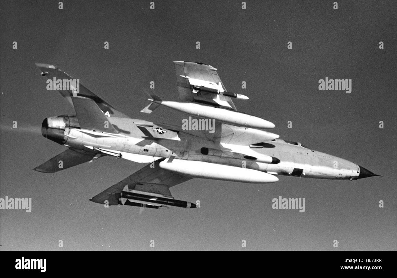 Republik F - 105G im Flug am 5. Mai 1970. Externe Speicher schließen QRC-380 Blister, AGM-45 Shrike und AGM-78B Standard ARM (Anti-Radiation Missile). (Foto der US Air Force) Stockfoto