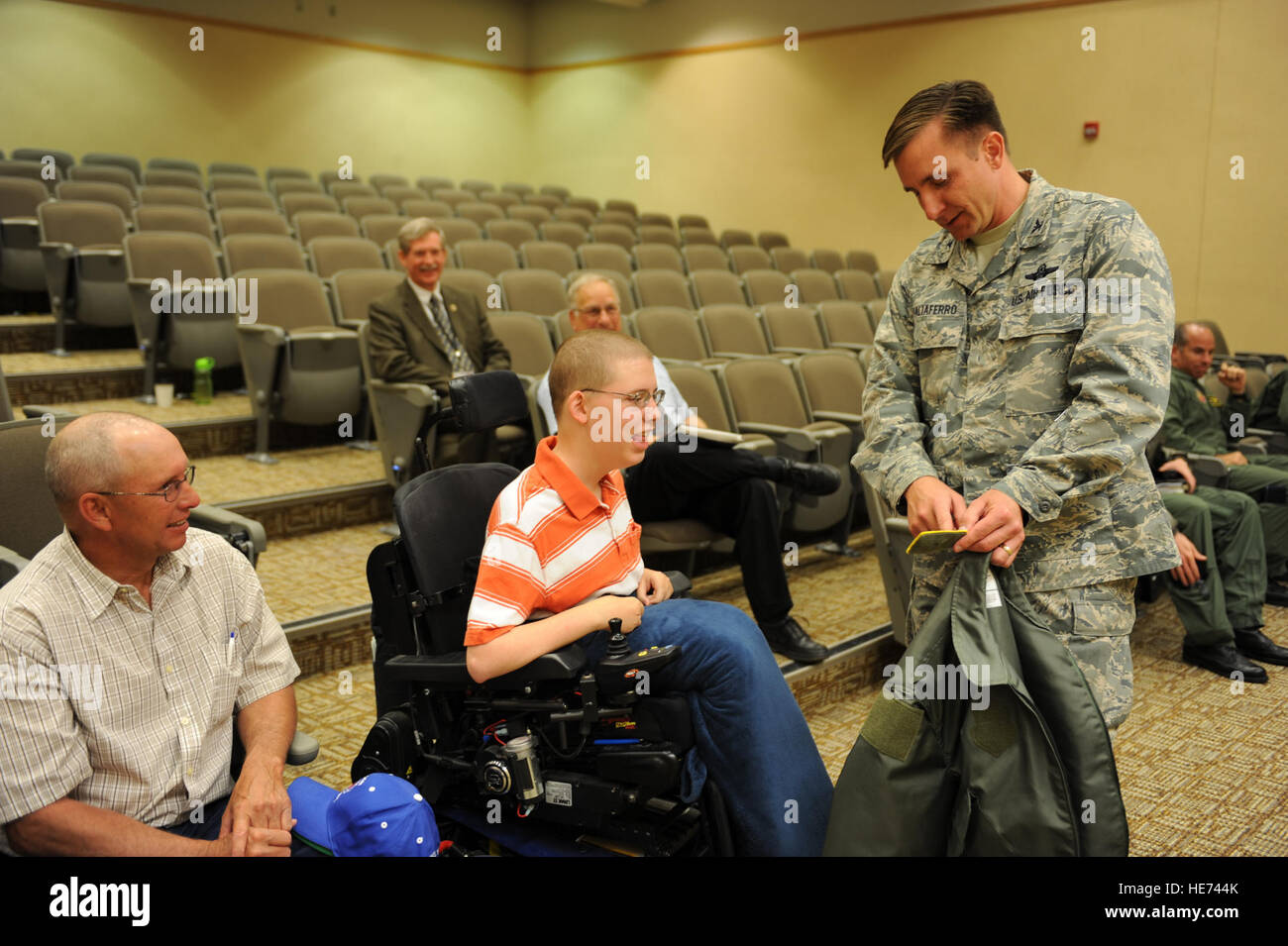 ELLSWORTH AIR FORCE BASE, S.D. - Wade Ginkens erhält seine Besatzungen Jacke von Colonel Jeffrey Taliaferro, 28. Bomb Wing Commander, bei seinem Besuch hier, Juni 10. Wade beteiligte sich an der "Aircrew für einen Tag"-Programm, das konzentriert sich auf Kinder mit Krankheiten geschlagen, die vielen Aktivitäten genießen können. Master Sergeant Loren J. Bonser) Stockfoto