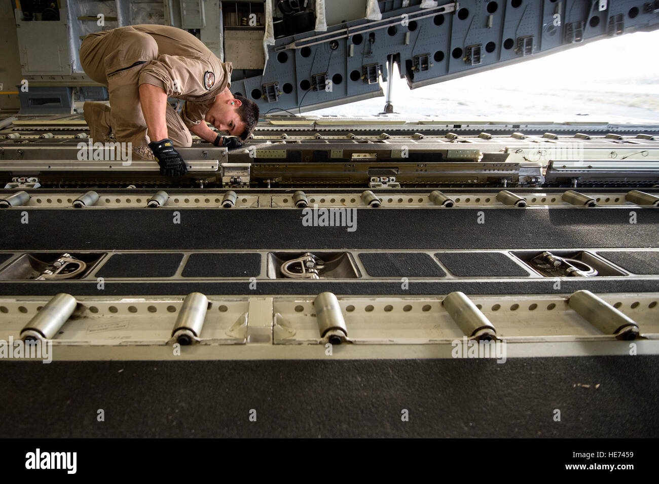 Staff Sgt Dennis Conner, 816th Expeditionary Airlift Squadron Loadmaster konfiguriert eine C-17A Globemaster III für einen Abwurf aus Kandahar Flugplatz, Afghanistan, 27. Juni 2013. Die Globemaster Crew durchgeführt zwei Abwürfe in entlegenen Regionen der Provinz Kandahar. Conner stammt aus Charlotte, North Carolina, und wird bereitgestellt von gemeinsamen Basis Charleston, S.C. (US Air Force Photo/Master Sgt. Ben Bloker) Stockfoto