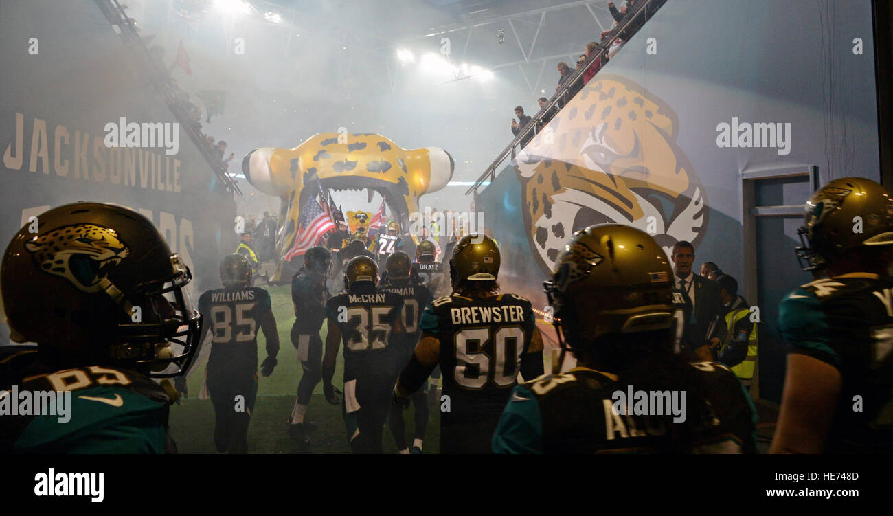 Der National Football League Jacksonville Jaguars bereiten Sie auf das Feld, 27. Oktober 2013, während das International im Fernsehen übertragen Spiel gegen die San Francisco 49ers im Wembley Stadion in London, England zu nehmen. An der Vorderseite der Formation, US Air Force Airman 1st Class James Taylor, 100. Sicherheit Kräfte Squadron Streifenpolizist statt der amerikanischen Flagge und führen die Ladung auf das Spielfeld. Die NFL weiter seinen Gruß an Serviceoffensive indem Taylor und US Air Force Airman Sara V. Summers, 48. Sicherheit Kräfte Squadron Streifenpolizist von RAF Lakenheath, Gelegenheit, rivalisierenden Fußball-Teams zu führen Stockfoto