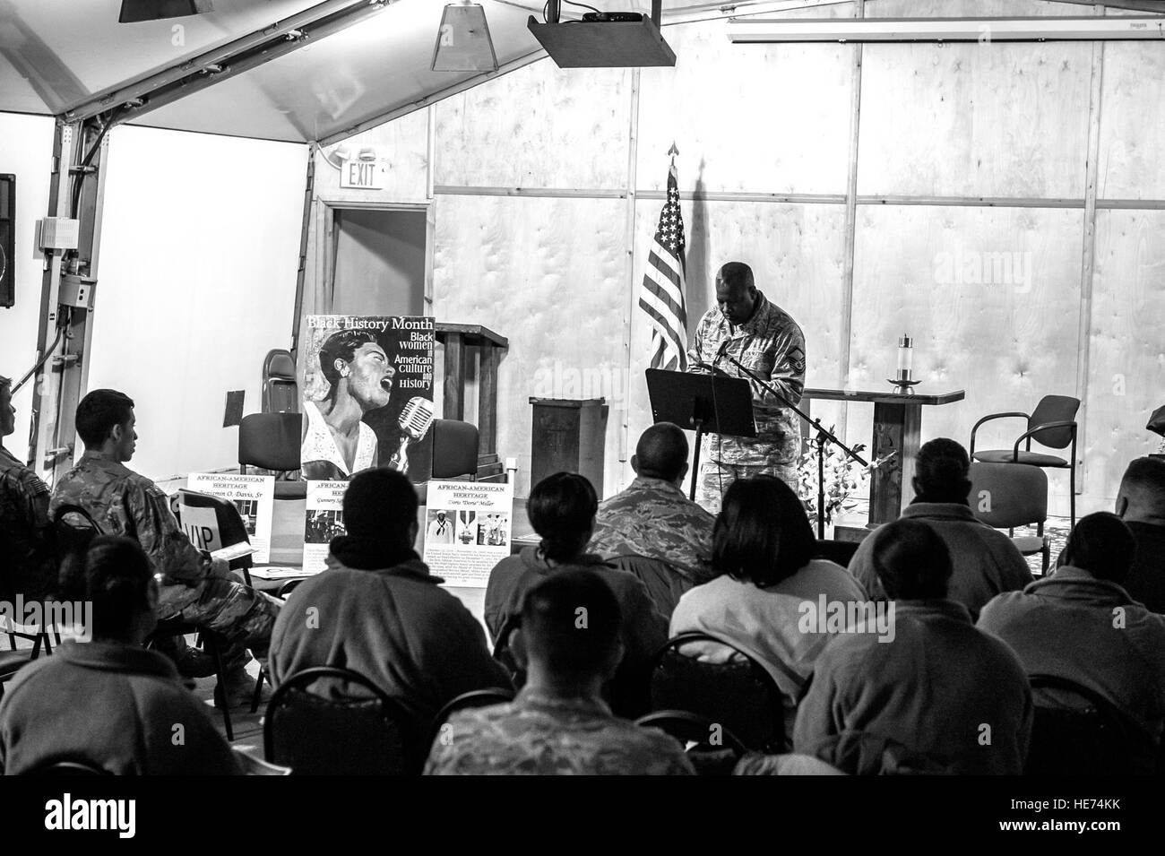 Master Sgt. Eric Jackson, 376th Air Expeditionary Wing Kaplan Assistent, hält eine Rede als der Zeremonienmeister bei die letzte gesprochene Wort Auftritt beim Transit Center am Manas, Kirgisistan, 11. Februar 2014. Gesprochenes Wort ist ein Ausdruck Leistung verwendet, um starke Nachrichten übermitteln, eine Geschichte erzählen oder wecken Emotionen durch die Form der Poesie wo der Künstler versucht sich mit dem Publikum zu machen. Black History Month ist eine Feier und Anerkennung der Leistungen von schwarzen Amerikanern in der US-Geschichte. Senior Airman George Goslin) Stockfoto Master Sgt. Eric Jackson, 376th Air Expeditionary Wing Kaplan Assistent, hält eine Rede als der Zeremonienmeister bei die letzte gesprochene Wort Auftritt beim Transit Center am Manas, Kirgisistan, 11. Februar 2014. Gesprochenes Wort ist ein Ausdruck Leistung verwendet, um starke Nachrichten übermitteln, eine Geschichte erzählen oder wecken Emotionen durch die Form der Poesie wo der Künstler versucht sich mit dem Publikum zu machen. Black History Month ist eine Feier und Anerkennung der Leistungen von schwarzen Amerikanern in der US-Geschichte. Senior Airman George Goslin) Stockfoto