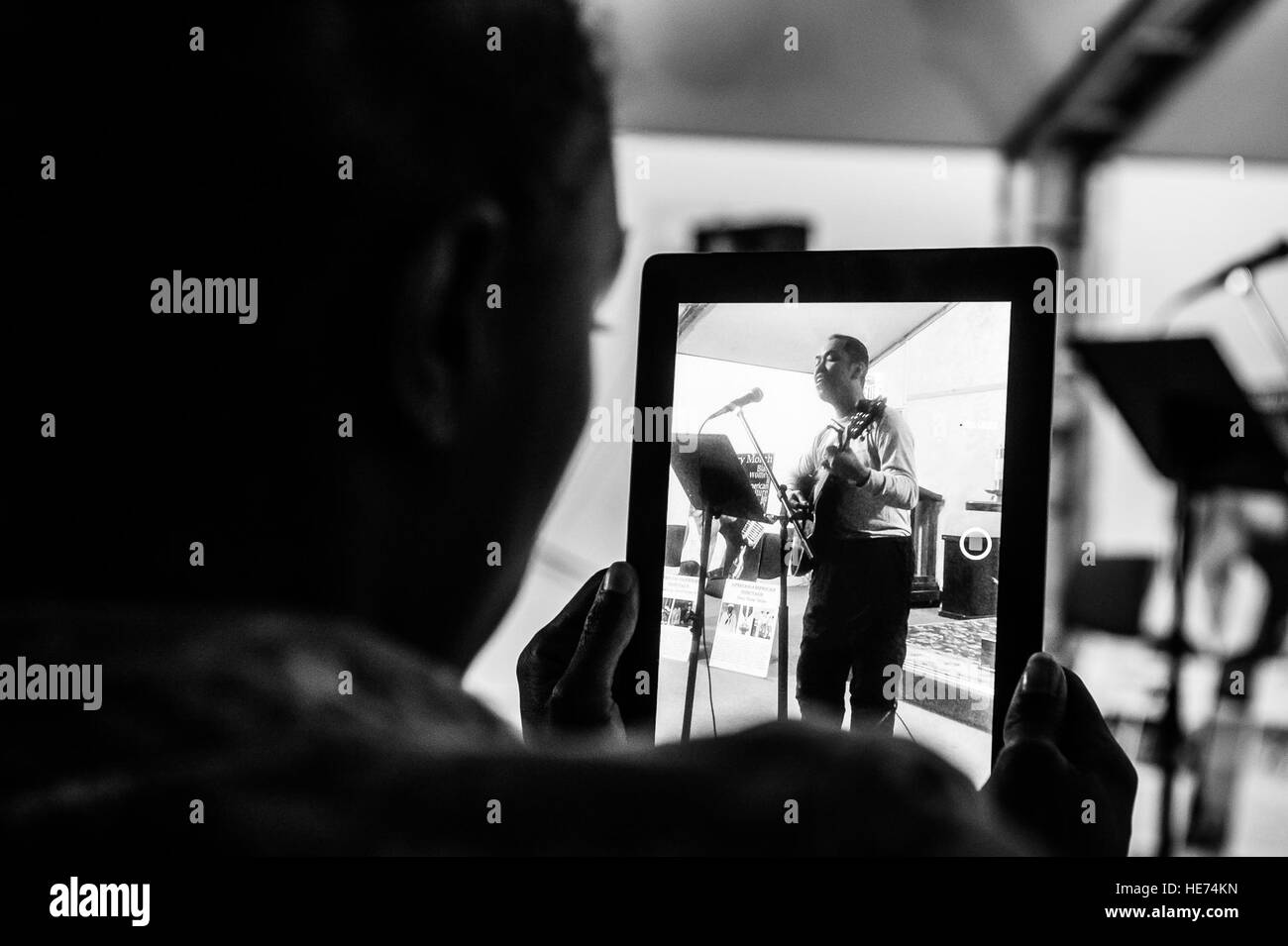 Staff Sgt Oliver Dagum, 376th Expeditionary Logistik Bereitschaft Squadron Air Transport Techniker, ist auf einem Tablet beim Spielen ein Lied während der letzten gesprochenen Wort-Performance im Transit Center am Manas, Kirgisistan, 11. Februar 2014 aufgenommen. Gesprochenes Wort ist ein Ausdruck Leistung verwendet, um starke Nachrichten übermitteln, eine Geschichte erzählen oder wecken Emotionen durch die Form der Poesie wo der Künstler versucht sich mit dem Publikum zu machen. Black History Month ist eine Feier und Anerkennung der Leistungen von schwarzen Amerikanern in der US-Geschichte. Dagum wird bereitgestellt von Joint Base McGuire-Dix-Lakehurst, New Jersey, und ist Stockfoto Staff Sgt Oliver Dagum, 376th Expeditionary Logistik Bereitschaft Squadron Air Transport Techniker, ist auf einem Tablet beim Spielen ein Lied während der letzten gesprochenen Wort-Performance im Transit Center am Manas, Kirgisistan, 11. Februar 2014 aufgenommen. Gesprochenes Wort ist ein Ausdruck Leistung verwendet, um starke Nachrichten übermitteln, eine Geschichte erzählen oder wecken Emotionen durch die Form der Poesie wo der Künstler versucht sich mit dem Publikum zu machen. Black History Month ist eine Feier und Anerkennung der Leistungen von schwarzen Amerikanern in der US-Geschichte. Dagum wird bereitgestellt von Joint Base McGuire-Dix-Lakehurst, New Jersey, und ist Stockfoto