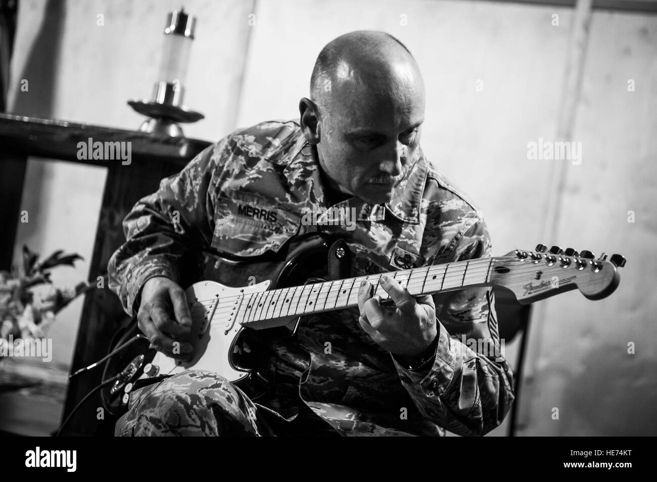 Senior Master Sergeant David Merris, 376th Expeditionary Bauingenieur-Geschwader First Sergeant, spielt Gitarre während der letzten gesprochenen Wortes Aufführung am Transit Center Manas, Kirgisistan, 11. Februar 2014. Gesprochenes Wort ist ein Ausdruck Leistung verwendet, um starke Nachrichten übermitteln, eine Geschichte erzählen oder wecken Emotionen in Form von Poesie wo der Künstler versucht sich mit dem Publikum zu machen. Black History Month ist eine Feier und Anerkennung der Leistungen von schwarzen Amerikanern in der US-Geschichte. MERRIS wird bereitgestellt von Luke Air Force Base, Arizona, und stammt aus Glendale, Arizona Senior Airman George G Stockfoto Senior Master Sergeant David Merris, 376th Expeditionary Bauingenieur-Geschwader First Sergeant, spielt Gitarre während der letzten gesprochenen Wortes Aufführung am Transit Center Manas, Kirgisistan, 11. Februar 2014. Gesprochenes Wort ist ein Ausdruck Leistung verwendet, um starke Nachrichten übermitteln, eine Geschichte erzählen oder wecken Emotionen in Form von Poesie wo der Künstler versucht sich mit dem Publikum zu machen. Black History Month ist eine Feier und Anerkennung der Leistungen von schwarzen Amerikanern in der US-Geschichte. MERRIS wird bereitgestellt von Luke Air Force Base, Arizona, und stammt aus Glendale, Arizona Senior Airman George G Stockfoto