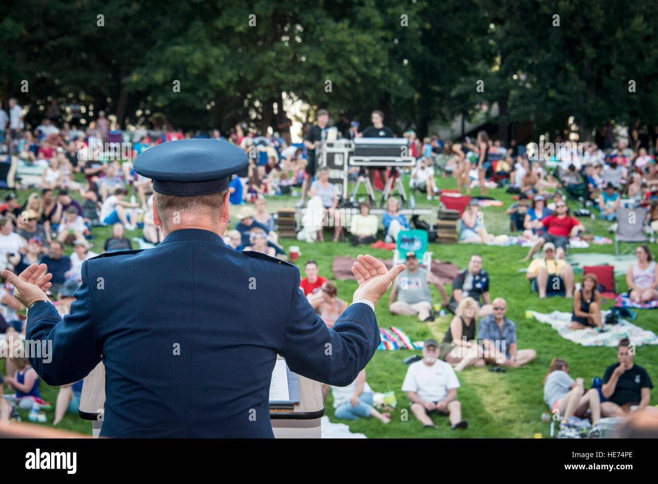 Oberst Brian McDaniel, 92. Air Refueling Wing Commander, erklärt Fairchilds Mission der Betankung Freiheit auf der ganzen Welt und die Bedeutung einer unterstützenden Gemeinschaft während Fourth Of July feiern im Riverfront Park 4. Juli 2015, in Spokane, Washington McDaniel führt fast 10.000 Mitarbeiter zur Unterstützung weltweit bekämpfen, Kontingenz und humanitäre Missionen und gleichzeitig global erreichen Airpower und Expeditionskorps zum Kampfkommandanten in der Air Force und das US-Verteidigungsministerium. Staff Sgt. Benjamin W. Stratton) Stockfoto