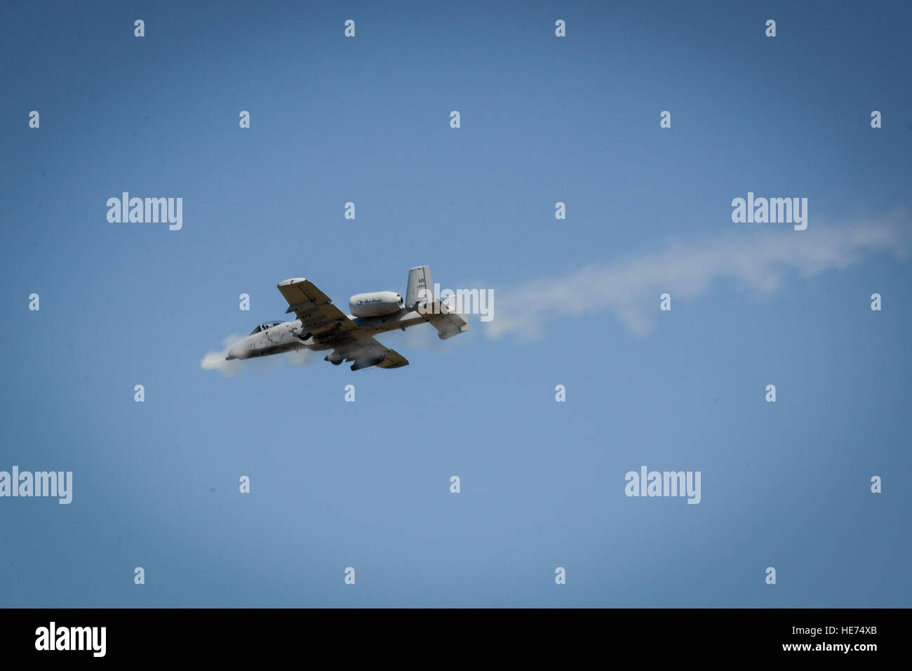 Eine A - 10C Thunderbolt II aus der 107. Jagdstaffel überfliegt Adazi Training Militärbasis, Lettland, 13. Juni 2016.  US-Streitkräfte und NATO-Partner sind in Europa an Saber Strike 16; eine langjährige, unter der Regie von US Joint Chiefs Of Staff, US-Army in Europa führte Genossenschaft-Übung, die jährlich seit 2010 durchgeführt hat.  Unsere Präsenz in Europa und die Beziehungen in den vergangenen 70 Jahren gebaut bieten die USA strategischen Zugang entscheidend für unsere NATO-Engagement reagieren auf Bedrohungen gegen unsere Verbündeten und Partner zu erfüllen. Senior Airman Nicole Keim) Stockfoto