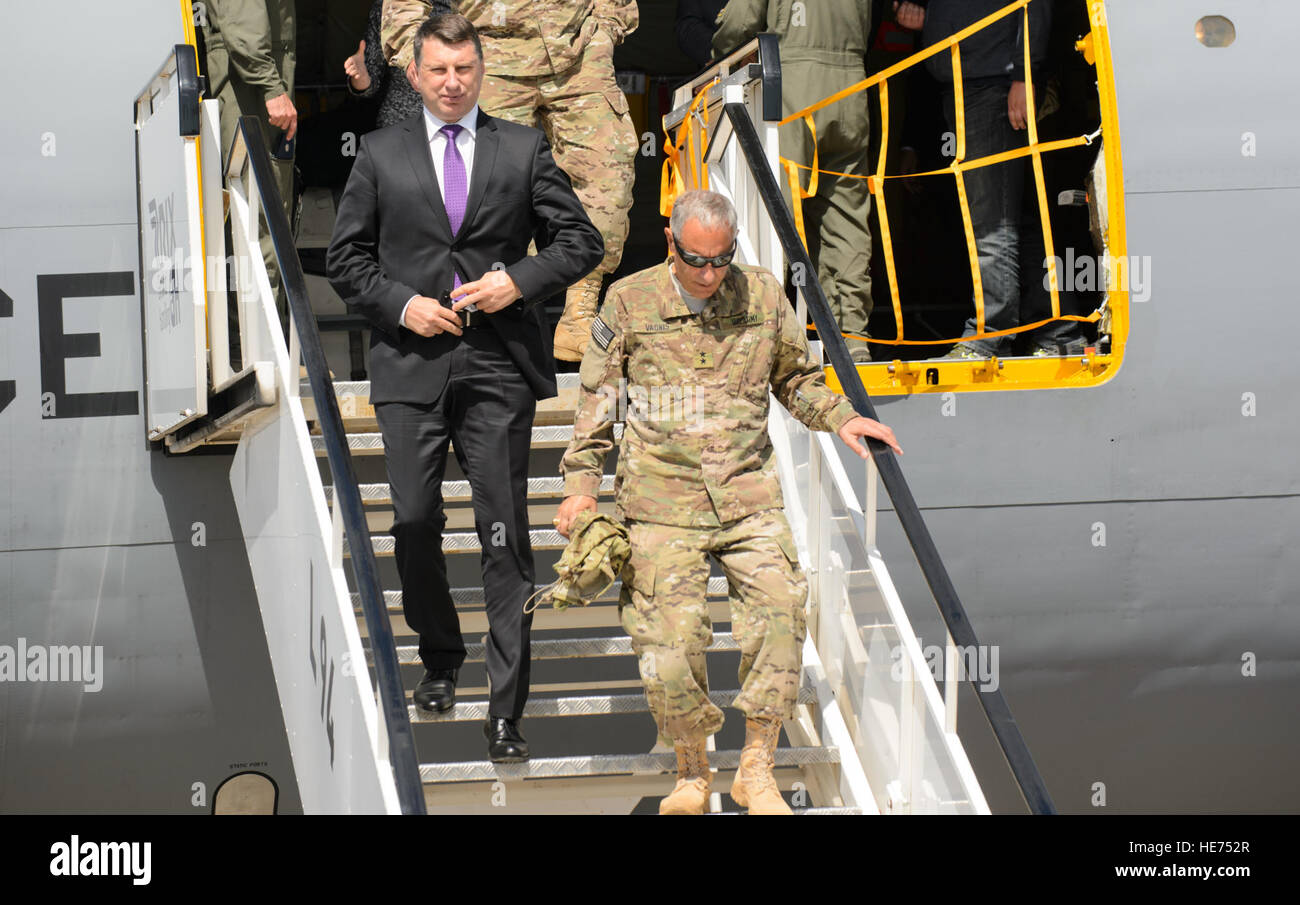 US-Armee Generalmajor Gregory Vadnais, Michigan National Guard Generaladjutant und Raimonds Vējonis, lettischer Präsident elect, Ausfahrt ein Michigan Air National Guard KC-135 Stratotanker 10. Juni 2015, den internationalen Flughafen Riga, Lettland. US-Nationalgardisten veranstaltete der lettische Präsident elect und mehrere Besucher während des Trainings Saber Strike 15 unterschieden. Die Besucher konnten aus nächster Nähe sehen wie Michigan und Pennsylvania Air National Guard führen Antenne-Betankung und Bodentruppen durch Betankung ein Maryland ANG A-10 Thunderbolt II zu unterstützen.  Staff Sgt Armando A. Schwier-Morales) Stockfoto