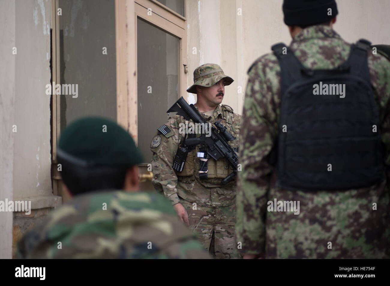 US Air Force Tech Sergeant Matthew Treadwell, 438th Air Expeditionary Wing/NATO Air Training Command-Afghanistan Sicherheit Kräfte Berater, Schriftsätze der afghanischen Luftwaffe Sicherheit Kräfte Flieger vor ein nächster Kampf Trainingsszenario, 8. März 2014, Kabul, Afghanistan. Treadwell, Snyder, Oklahoma stammende wird bereitgestellt von der 97. Sicherheit Kräfte Squadron, Altus Air Force Base in Oklahoma Flieger 438th AEW/NATC-A-spielen eine wichtige Rolle bei der Operation Enduring Freedom als Berater mit der Hilfe für der afghanischen Regierung beim Aufbau einer operativen und nachhaltige afghanischen Luftwaffe beauftragt.  Jason R techn. Sgt. Stockfoto
