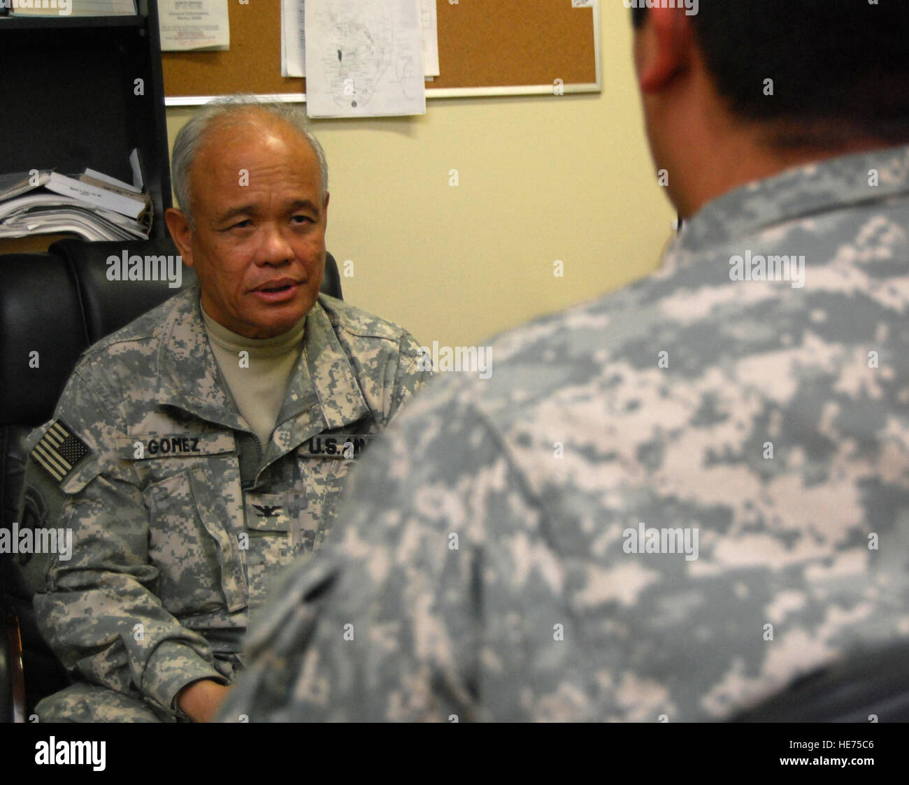 Armee Oberst (Dr.) Augustin Gomez spricht mit einem Soldaten in der Patriot-Klinik am Joint Base Balad, Irak, November 6. Gomez, einen Psychiater mit der Army Reserve 1835th Medical Detachment, spezialisiert auf die Behandlung der posttraumatischen Belastungsstörung und arbeitet eng mit der Air Force Mental Health Clinic um Patienten mit PTSD und Schädel-Hirn-Verletzungen zu gewährleisten erhalten angemessene Behandlung. Die 1835th CSCT, ein Armee-Reserve-Einheit wird von Denver bereitgestellt. Staff Sergeant Don Branum) Stockfoto