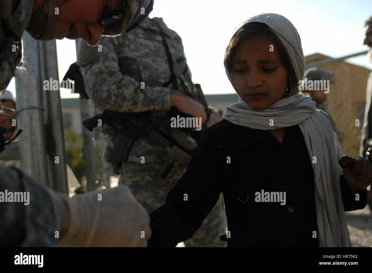 Ein afghanisches Mädchen erhält medizinischen Behandlung von Oberstleutnant Dan Godbee, Special Operations Task Force East Chirurg, nachdem sie versehentlich ihren rechten Daumen auf ein Stück Glas während eines humanitären Projektes koordiniert durch Operation Pflege in Jan Qadam Dorf geschnitten Schule, Bagram Bezirk, Parwan Provinz 7. November. Mitglieder des Special Operations Task Force East Unterstützung medizinische während dieses humanitäre Hilfsprojekt.  1st Lt. Neil Samson) (veröffentlicht) Stockfoto