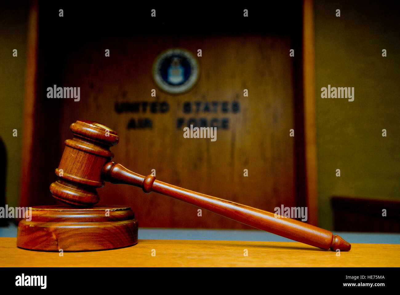 Ein Hammer sitzt im Gerichtssaal Luke Air Force Base 19 Februar. Die Kanzlei bei Lukas behandelt eine Vielzahl von Fällen, in denen negative Folgen und sowie des Militärs mit ihren rechtlichen Problemen zu helfen.  Airman 1st Class GRACE LEE) Stockfoto