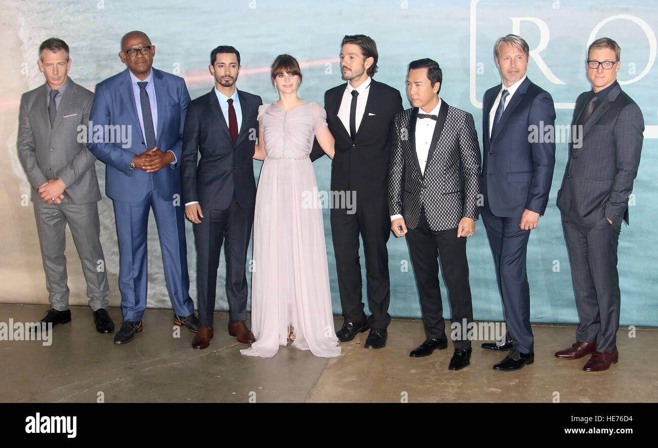 13. Dezember 2016 - (L-R) Actors Ben Mendelsohn, Forest Whitaker, Riz Ahmed, Felicity Jones, Diego Luna, Donnie Yen, Mads Mikkelsen und Alan Tudyk attendi Stockfoto