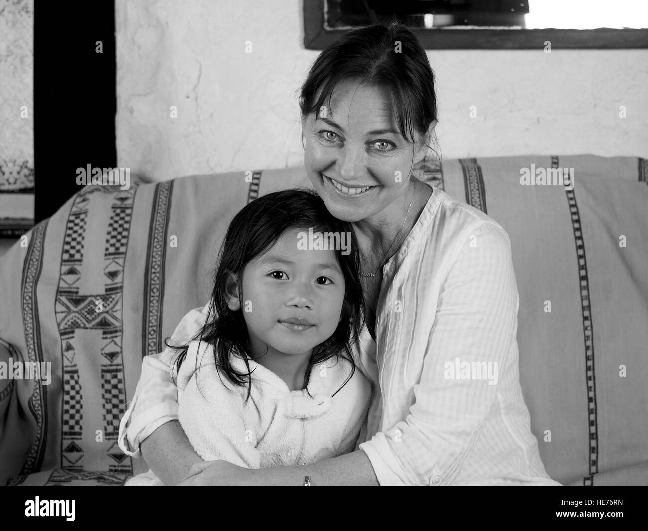 Weiße Frau und vietnamesische Adoptivtochter Stockfoto