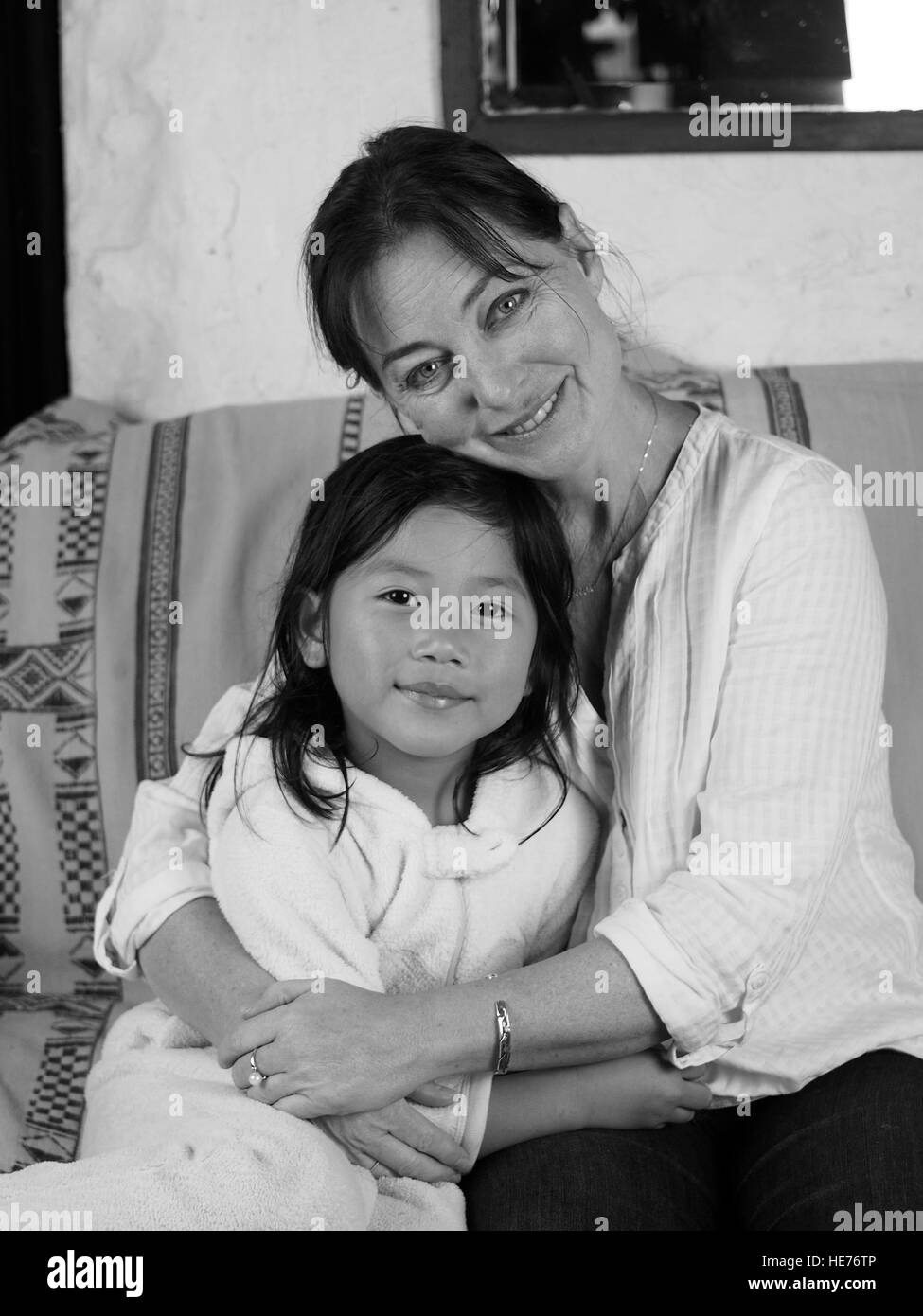 Weiße Frau und vietnamesische Adoptivtochter Stockfoto
