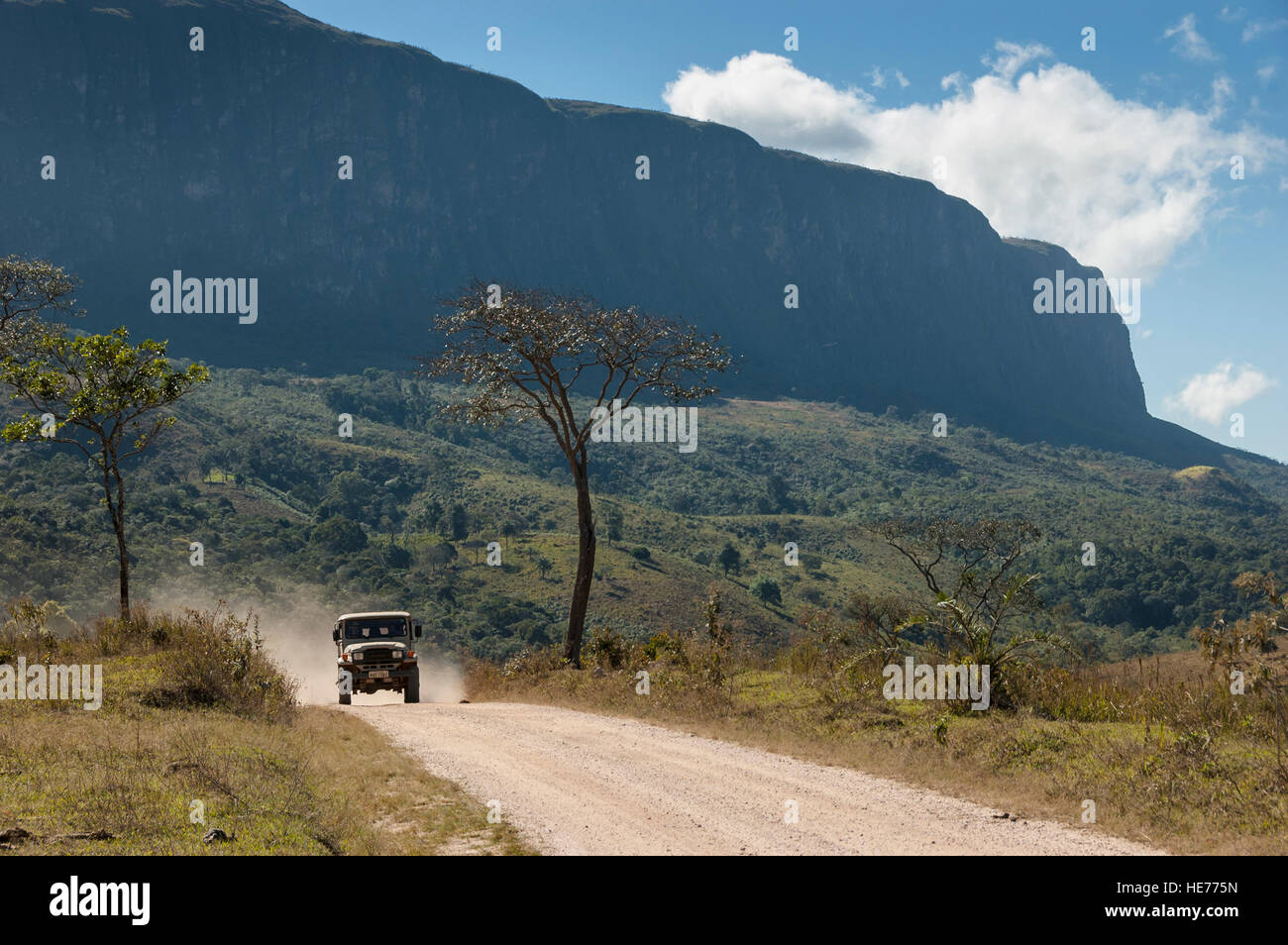 Ein 4 x 4 Toyota Jeep transportiert Touristen in einer schmutzigen Straße im Nationalpark Serra da Canastra / Parque Nacional da Serra da Canastra in Minas Gerais, Brazi Stockfoto